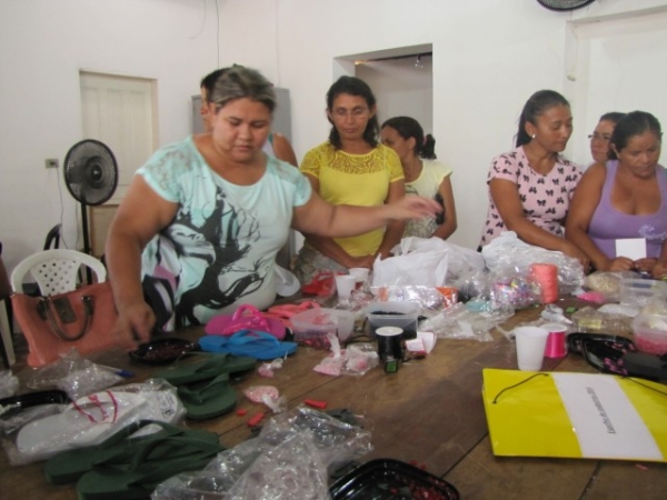 Prefeitura de Miguel Alves oferecer Curso de Customização de sandália - Imagem 12