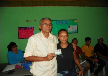 Secretaria municipal de assistência social entrega carteiras de passe livre