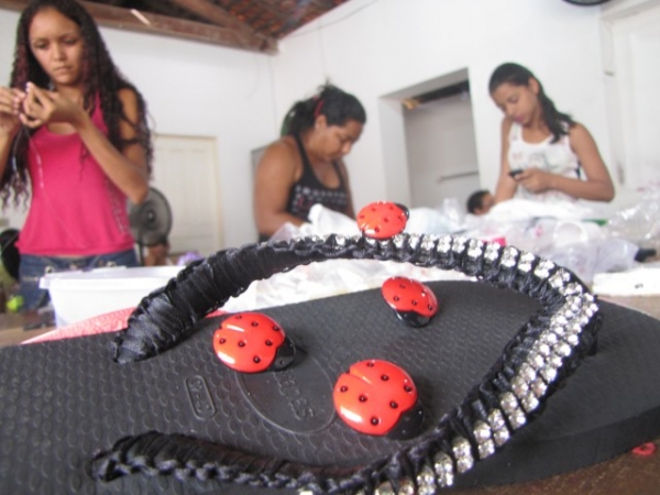 Prefeitura de Miguel Alves oferecer Curso de Customização de sandália - Imagem 21