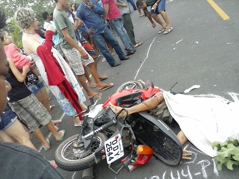 Rodovia da morte: Motoqueiro colide de frente com ônibus e morre na hora - Imagem 3