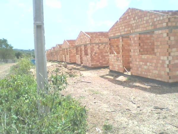 Vereador denuncia morosidade na execução de projeto de casas em Caraúbas - Imagem 1