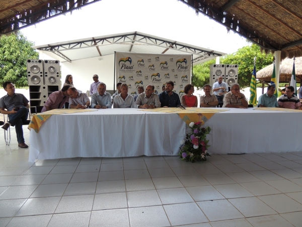 Governador Wilson Martins inaugura pavimentação asfaltica - Imagem 13