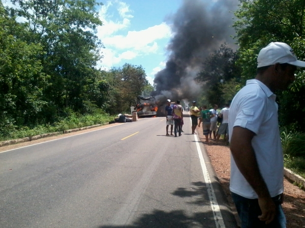 Onibus pega fogo a 01 KM de Cristalândia - Imagem 3