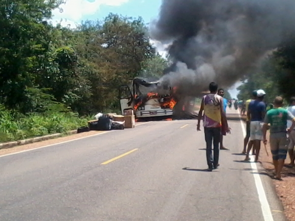 Onibus pega fogo a 01 KM de Cristalândia - Imagem 2