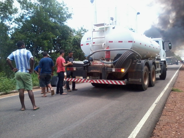Onibus pega fogo a 01 KM de Cristalândia - Imagem 6