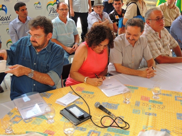 Governador Wilson Martins inaugura pavimentação asfaltica - Imagem 24