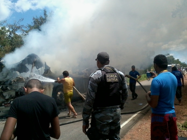 Onibus pega fogo a 01 KM de Cristalândia - Imagem 10