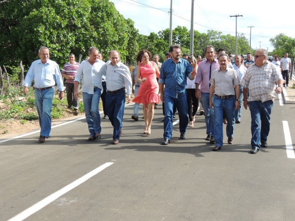 Governador Wilson Martins inaugura pavimentação asfaltica - Imagem 8