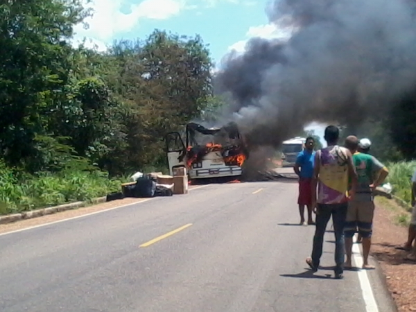Onibus pega fogo a 01 KM de Cristalândia - Imagem 1