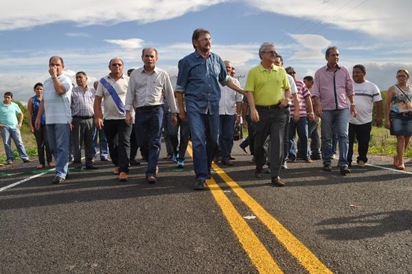 Inauguração:Governador inaugura asfalto que liga Piripiri a Lagoa de São Francisco