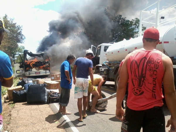 Onibus pega fogo a 01 KM de Cristalândia - Imagem 7