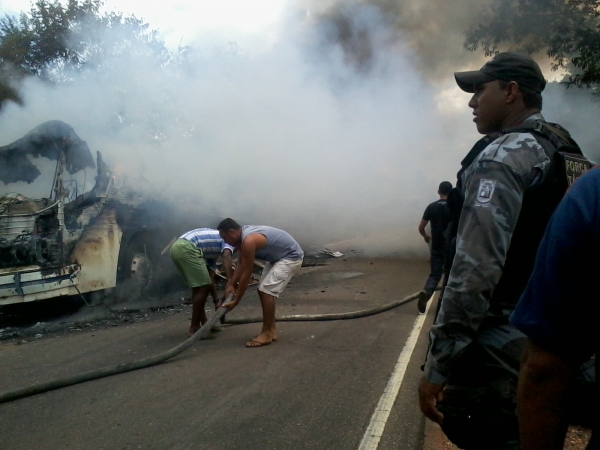 Onibus pega fogo a 01 KM de Cristalândia - Imagem 8