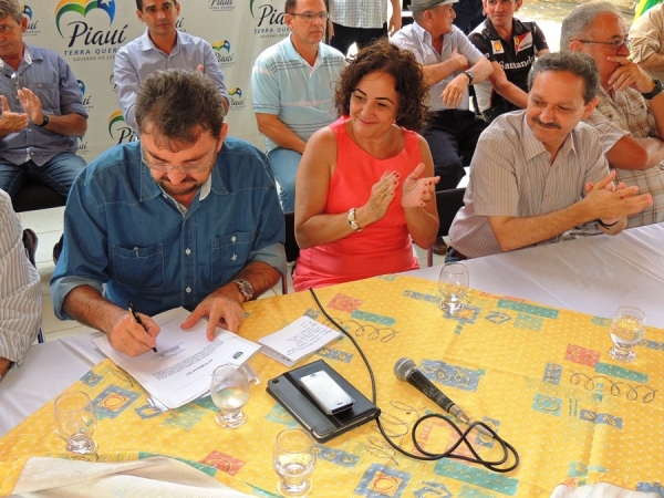 Governador Wilson Martins inaugura pavimentação asfaltica - Imagem 23