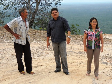 Serviço de recuperação da ladeira do Caranguejo recebe visita da Prefeita Neuma Café