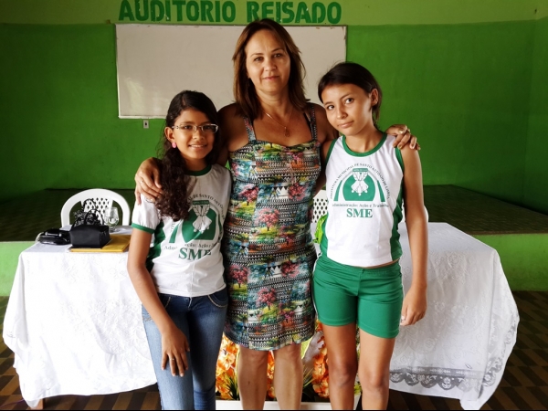 Alunos recebem celular por excelência em notas - Imagem 2