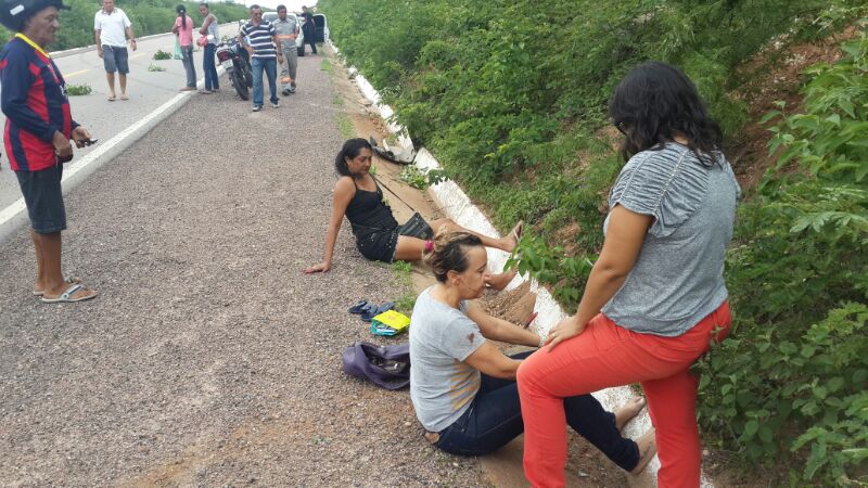 Professora fronteirense sofre acidente ao desviar de um animal na BR 230
