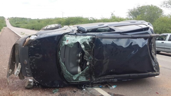 Professora fronteirense sofre acidente ao desviar de um animal na BR 230 - Imagem 1