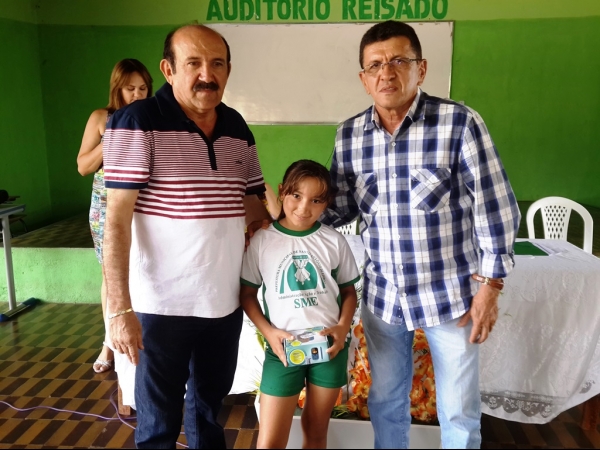 Alunos recebem celular por excelência em notas - Imagem 3