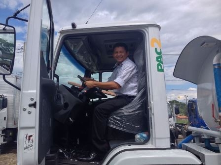 Prefeito de Porto Manin Geronço recebe caminhão pipa em Teresina - Imagem 5