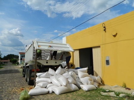 Prefeitura de Pedro II distribui 19 toneladas de milho para criadores