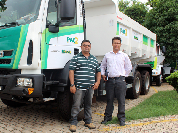 Prefeito Vianney recebe caçamba em solenidade na APPM