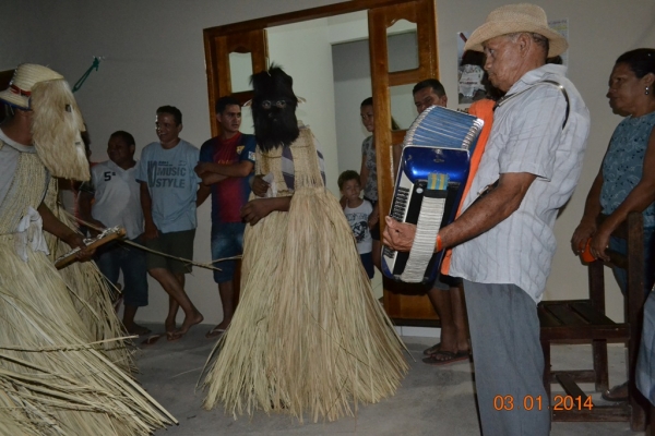 Grupo de Reisado do Boi Memória faz peregrinação no bairro Mato Seco. - Imagem 47