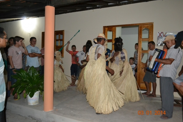 Grupo de Reisado do Boi Memória faz peregrinação no bairro Mato Seco. - Imagem 49