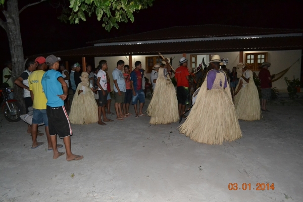 Grupo de Reisado do Boi Memória faz peregrinação no bairro Mato Seco. - Imagem 1