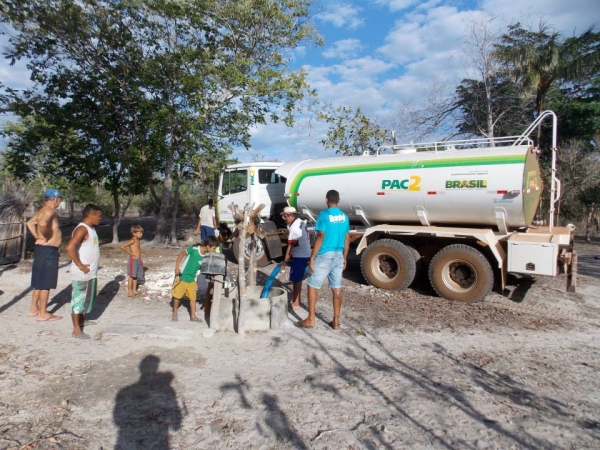 Abastecimento com carro pipa na zona rural de Capitão de Campos - Imagem 3