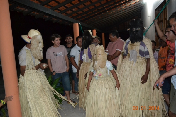 Grupo de Reisado do Boi Memória faz peregrinação no bairro Mato Seco. - Imagem 43