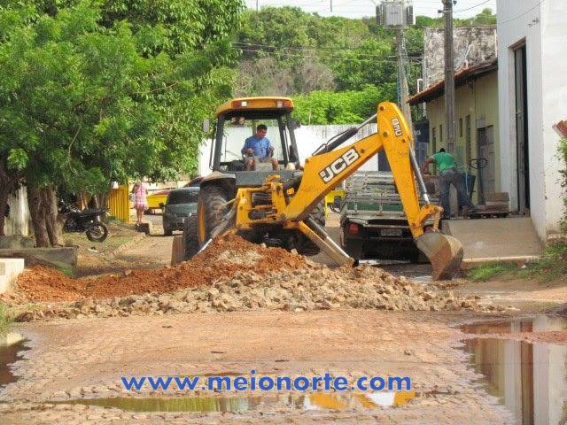 Prefeitura realiza recuperação da rua Leônidas Melo