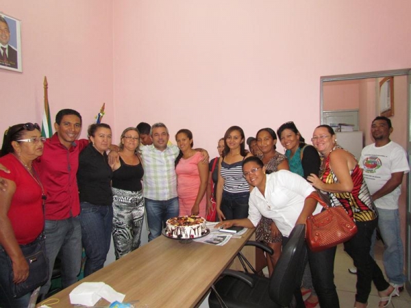 Funcionários parabenizam prefeito pela passagem de seu aniversário - Imagem 10