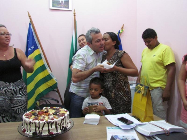 Funcionários parabenizam prefeito pela passagem de seu aniversário - Imagem 8