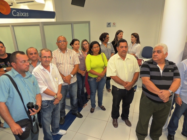 Prefeita Neuma Café assina ordens de serviços para construções de obras - Imagem 13