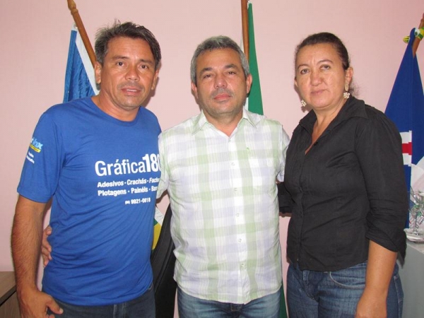 Funcionários parabenizam prefeito pela passagem de seu aniversário - Imagem 1