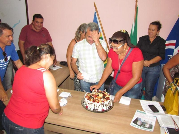Funcionários parabenizam prefeito pela passagem de seu aniversário - Imagem 7