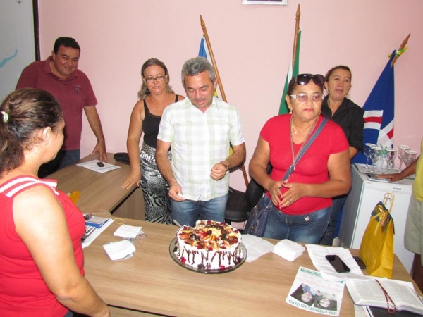 Funcionários parabenizam prefeito pela passagem de seu aniversário - Imagem 5