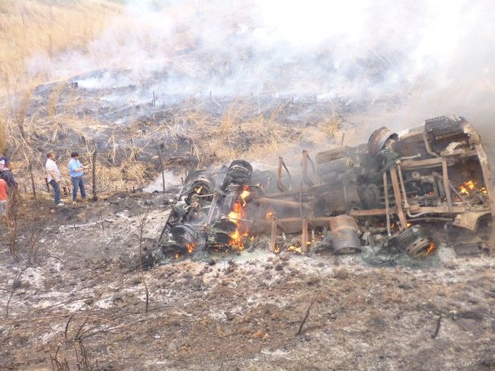 ACIDENTE ENTRE UMA CARRETA E UM SIENA NA BR 316,ENTRE AS CIDADES DE DEMERVAL LOBÃO E LAGOA DO PIAUÍ., - Imagem 4