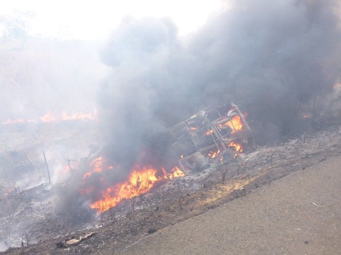 ACIDENTE ENTRE UMA CARRETA E UM SIENA NA BR 316,ENTRE AS CIDADES DE DEMERVAL LOBÃO E LAGOA DO PIAUÍ., - Imagem 1