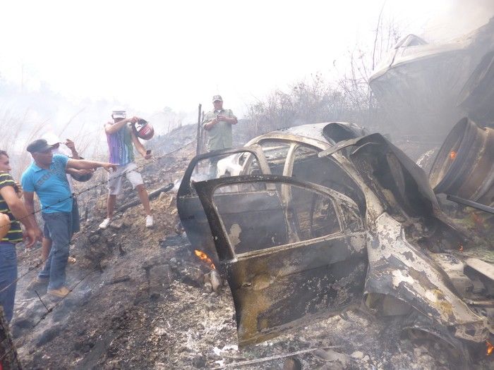 ACIDENTE ENTRE UMA CARRETA E UM SIENA NA BR 316,ENTRE AS CIDADES DE DEMERVAL LOBÃO E LAGOA DO PIAUÍ., - Imagem 7