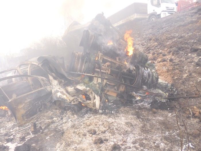 ACIDENTE ENTRE UMA CARRETA E UM SIENA NA BR 316,ENTRE AS CIDADES DE DEMERVAL LOBÃO E LAGOA DO PIAUÍ., - Imagem 8