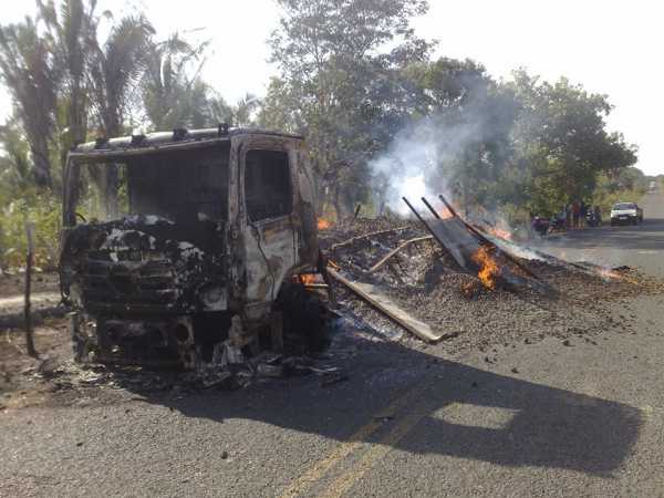 Caminhão carregado de coco babaçu pega fogo - Imagem 1