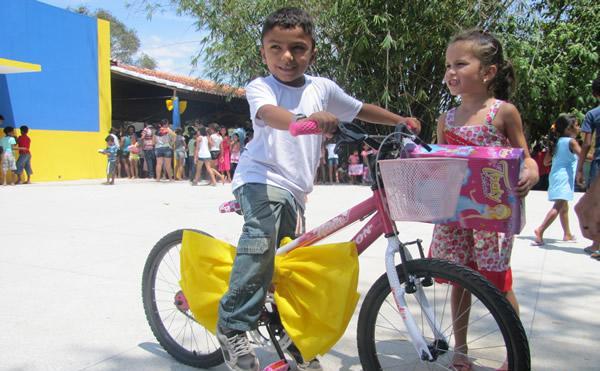 Prefeito Tintin faz festa para crianças distribuindo 1500 presentes  - Imagem 2