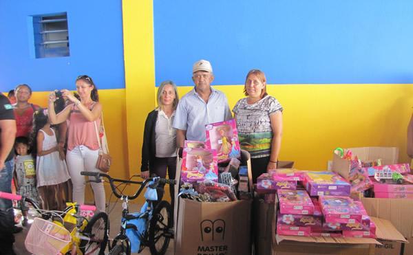 Prefeito Tintin faz festa para crianças distribuindo 1500 presentes  - Imagem 4