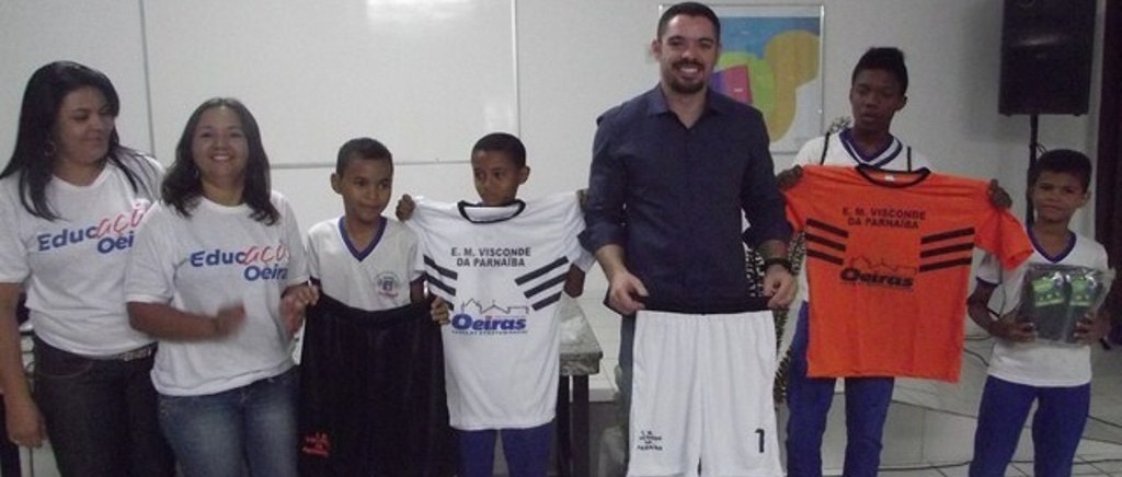 Prefeito Lukano Sá entrega uniformes para times de futebol de Oeiras