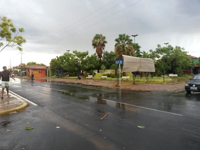 Chuva com ventania provoca danos em diversos pontos da cidade - Imagem 6