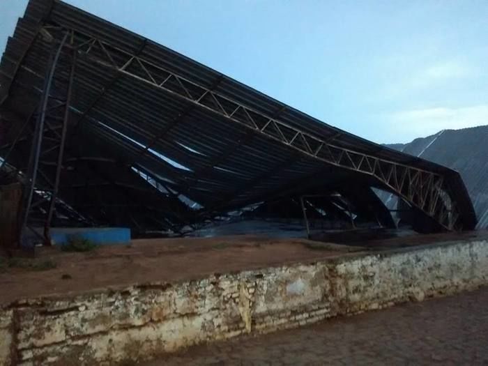 Ginásio poliesportivo de Barro Duro cai apos temporal e forte vendo - Imagem 1