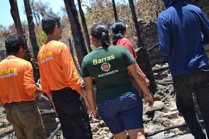 GAV e toda população ajudam famílias que perderam tudo em incêndio. - Imagem 13