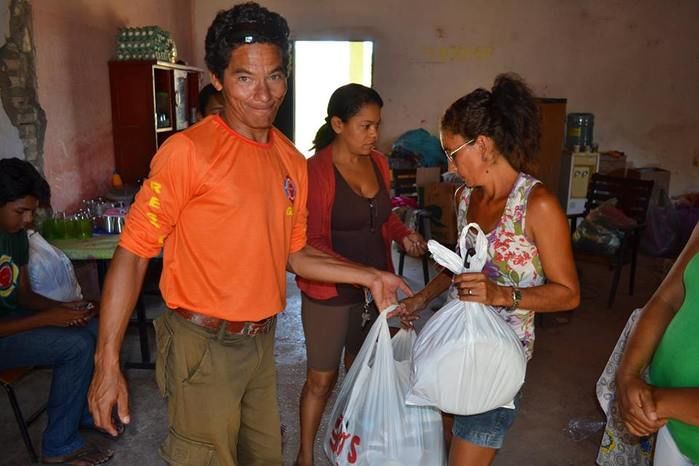 GAV e toda população ajudam famílias que perderam tudo em incêndio. - Imagem 18