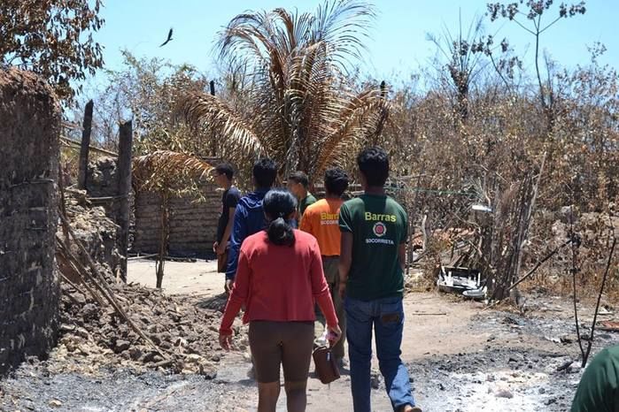 GAV e toda população ajudam famílias que perderam tudo em incêndio. - Imagem 12